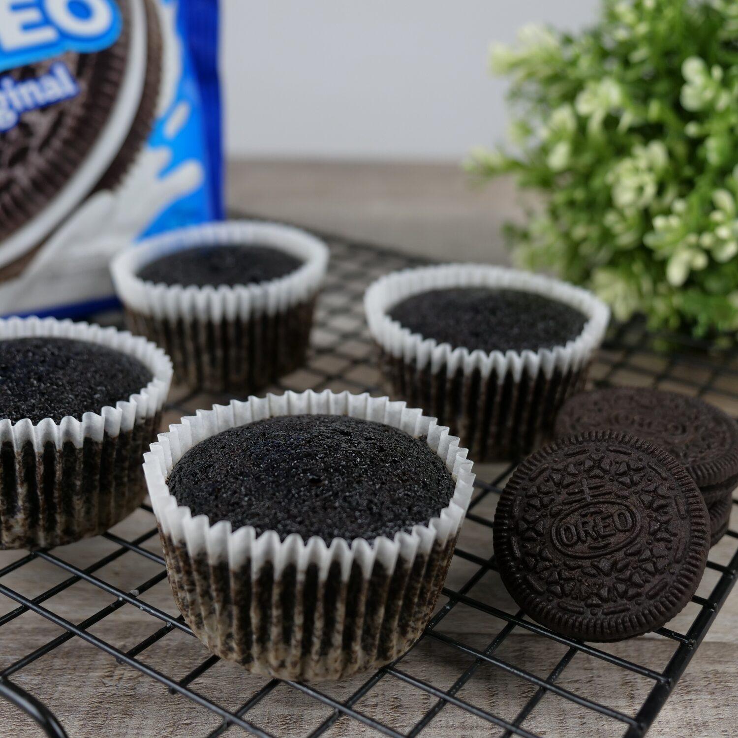 2-Ingredient Oreo Cupcakes
