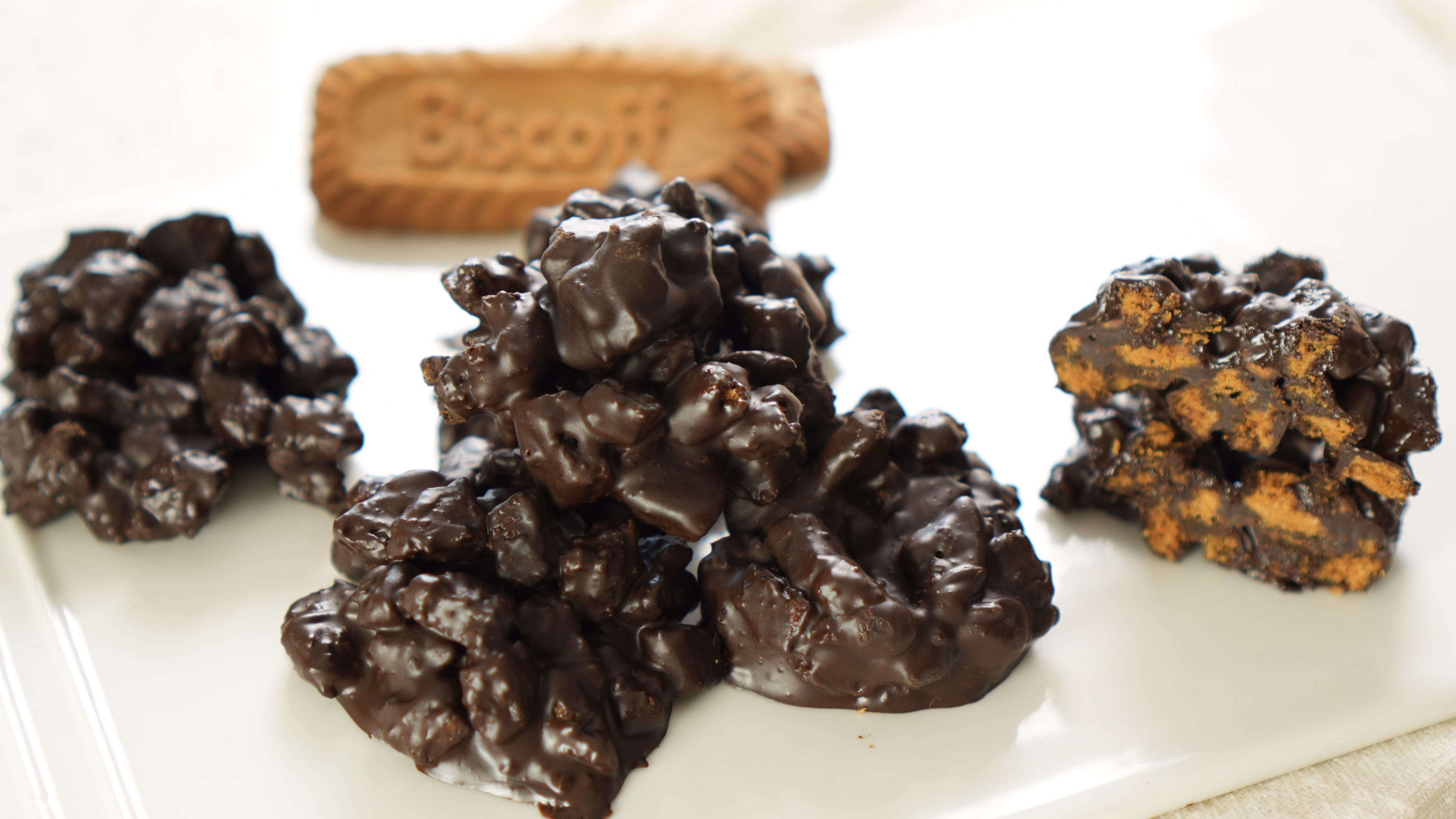 3-ingredient No Bake Chocolate Biscoff Clusters (Vegan)